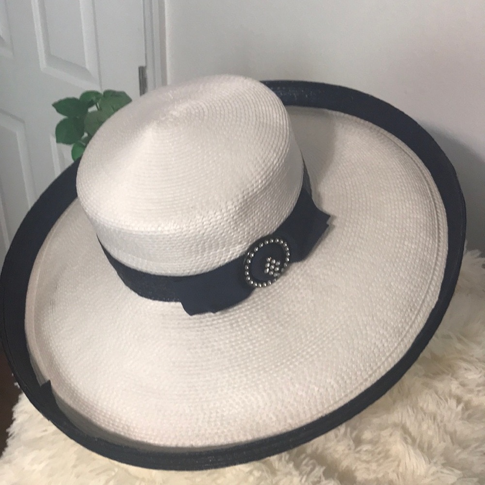 Dressy White Hat🎈. OS
